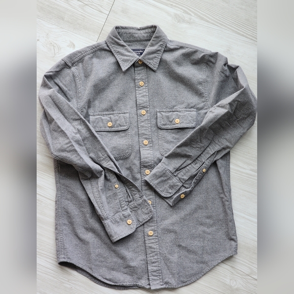 Abercrombie pair of chamois button down shirts - Picture 5 of 10